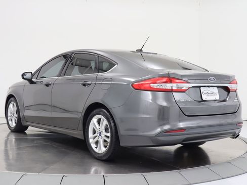 Used 2018 Ford Fusion SE w/ Fusion SE Technology Package FWD image 3