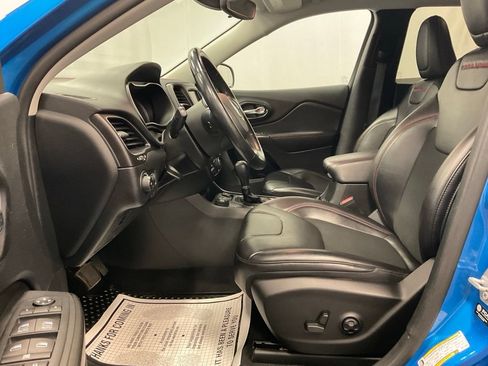 Used 2021 Jeep Cherokee Trailhawk AWD/4WD image 4