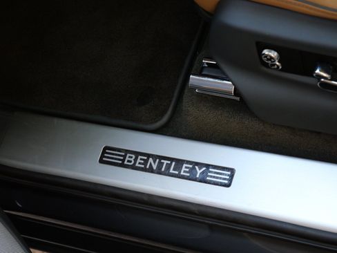 Used 2023 Bentley Bentayga Extended Wheelbase image 15