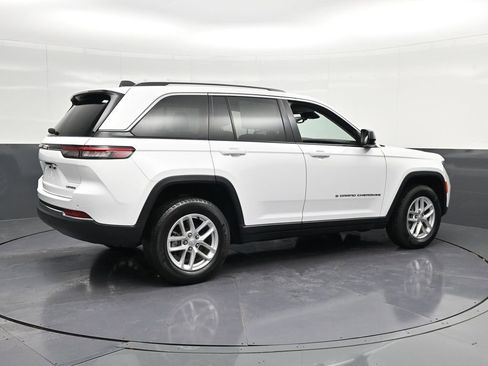 Used 2023 Jeep Grand Cherokee Laredo image 3