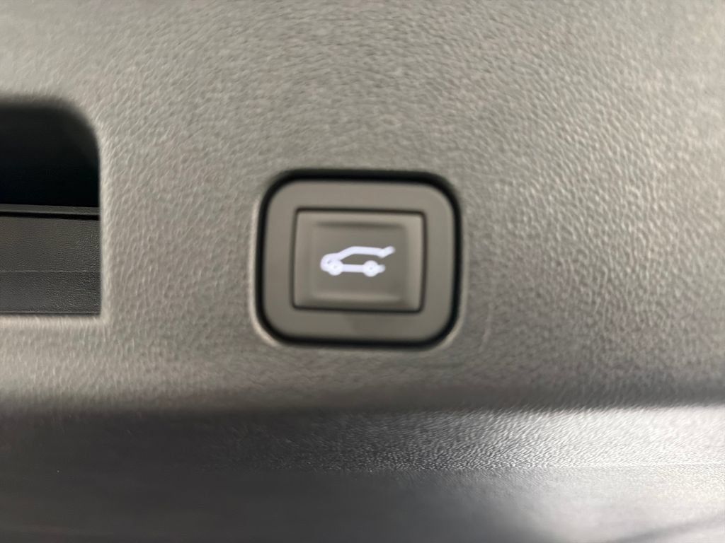 New 2027 Chevrolet Traverse LT FWD image 9