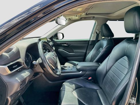 Used 2022 Toyota Highlander XLE FWD image 11
