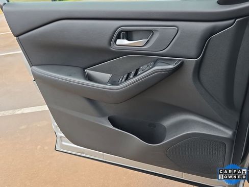 Used 2025 Nissan Rogue SV image 26