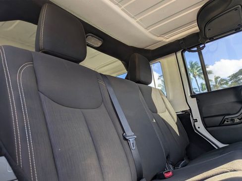 Used 2017 Jeep Wrangler Unlimited Sahara w/ Connectivity Group AWD/4WD image 16
