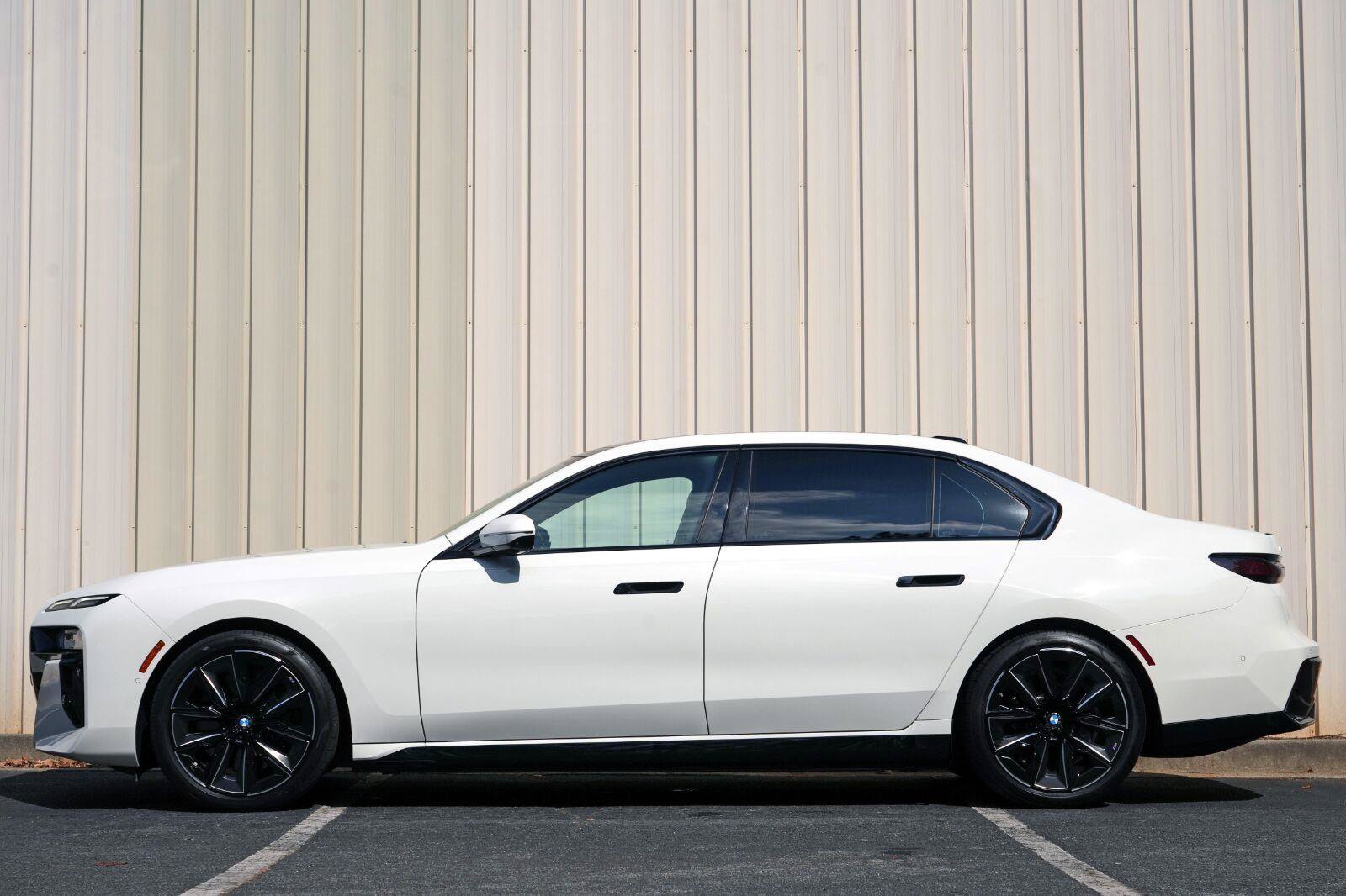 Used 2024 BMW i7 xDrive60 AWD/4WD image 9