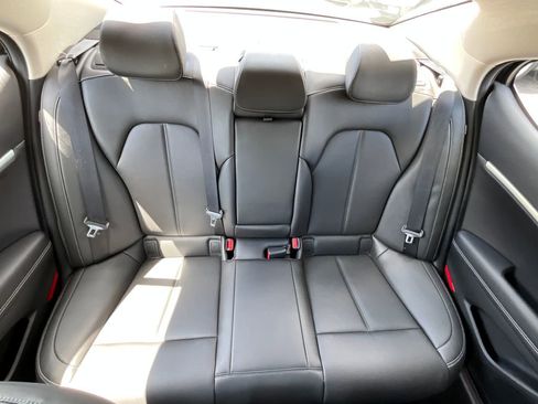 Used 2025 Genesis G70 2.5T image 17