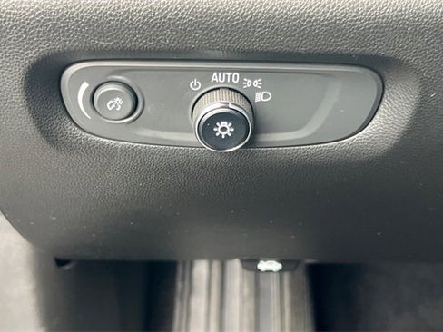 Used 2023 Chevrolet Traverse LT image 35