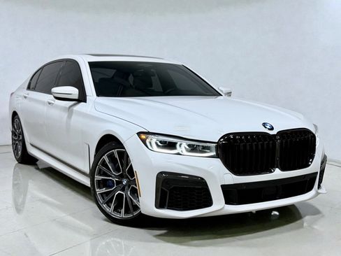 Used 2022 BMW 750i xDrive w/ Luxury Rear Seating Package image 9