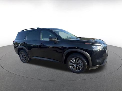 Used 2025 Nissan Pathfinder SV AWD/4WD image 2