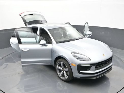 Certified 2025 Porsche Macan AWD/4WD image 33