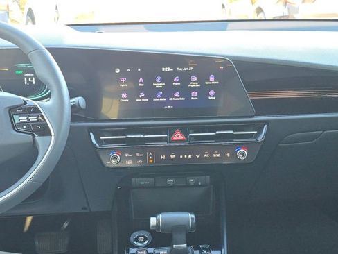 Used 2025 Kia Niro SX image 17