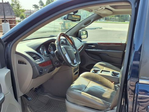 Used 2014 Chrysler Town & Country Limited w/ Luxury Group FWD image 19