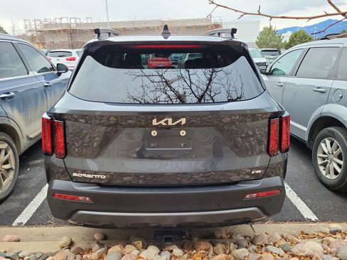 Used 2023 Kia Sorento S w/ Panoramic Sunroof Package image 4