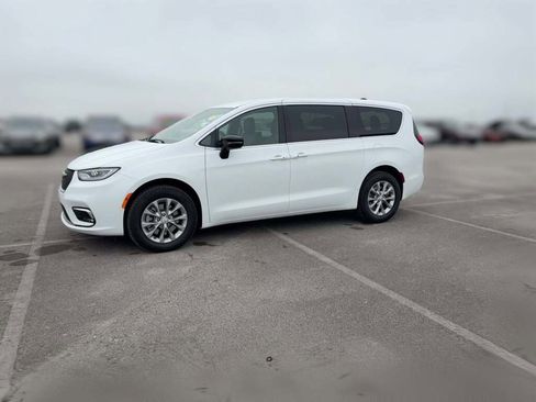 New 2026 Chrysler Pacifica Select image 5