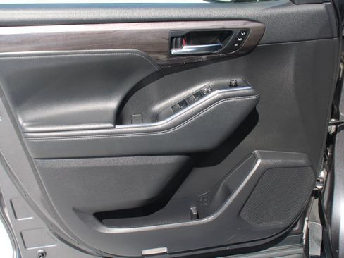 Used 2022 Toyota Highlander Platinum AWD/4WD image 10