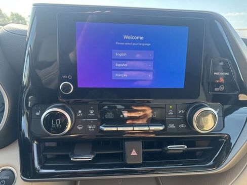 Used 2025 Toyota Highlander XLE AWD/4WD image 35