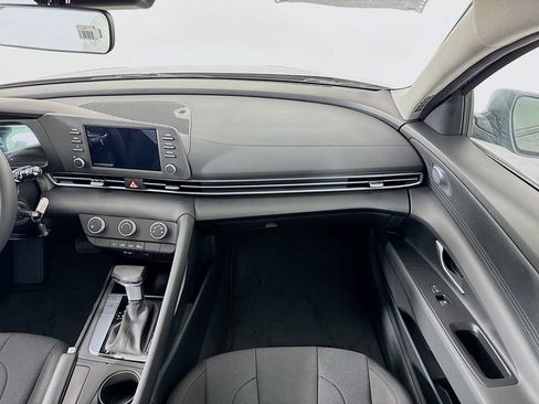 Certified 2025 Hyundai Elantra SE image 22