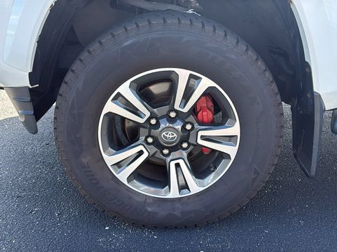 Used 2017 Toyota Tacoma TRD Sport AWD/4WD image 9