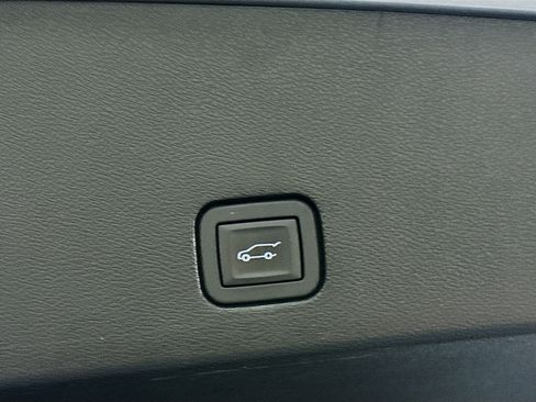 Used 2025 Cadillac XT6 Premium Luxury image 33