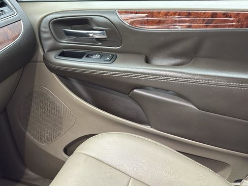 Used 2016 Chrysler Town & Country Touring image 24