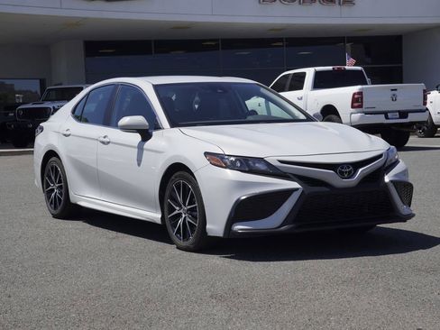 Used 2024 Toyota Camry SE FWD image 2