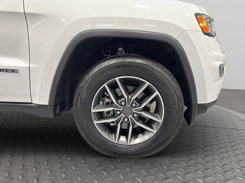 Used 2019 Jeep Grand Cherokee Laredo w/ Laredo X Package image 14