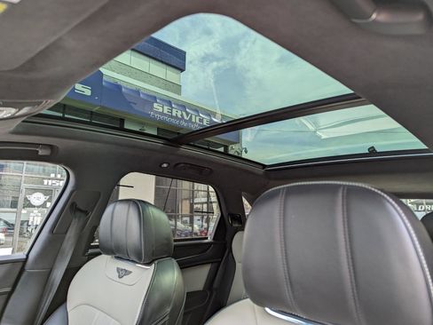Used 2018 Bentley Bentayga Onyx Edition image 30