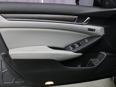 Used 2018 Honda Accord Touring image 12