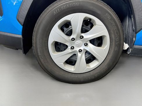 Used 2019 Toyota RAV4 LE FWD image 14