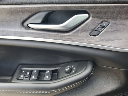 Used 2024 Jeep Grand Cherokee Limited w/ Black Appearance Package image 28