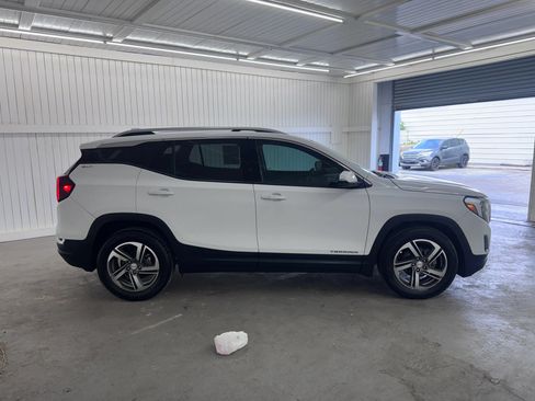 Used 2022 GMC Terrain SLT w/ Infotainment Package II FWD image 4