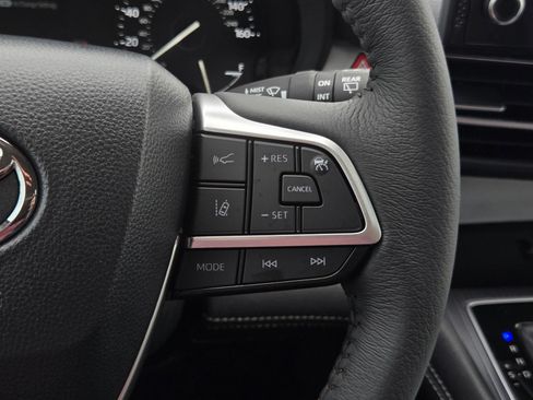 Certified 2026 Toyota Sienna XLE FWD image 22