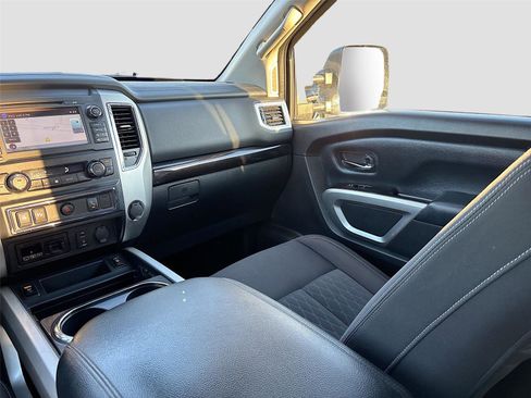 Used 2017 Nissan Titan SV image 25