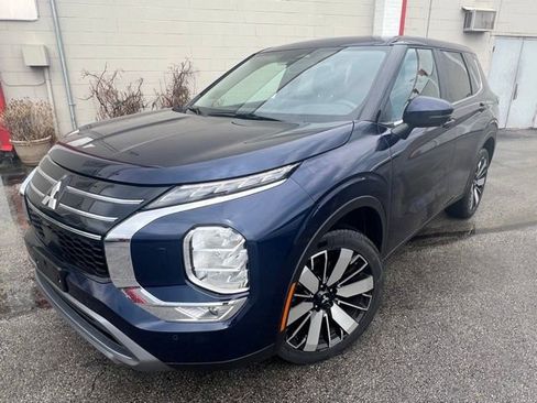 Used 2025 Mitsubishi Outlander SE image 1