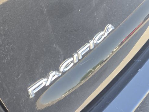 Used 2023 Chrysler Pacifica Touring-L FWD image 13