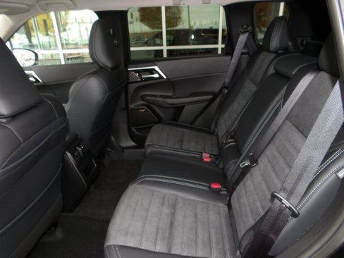 New 2025 Mitsubishi Outlander SE image 16