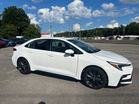 Used 2025 Toyota Corolla SE FWD image 3