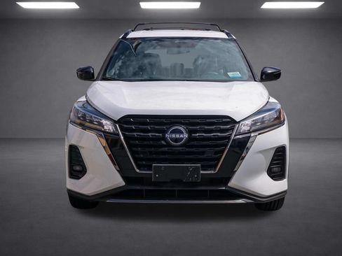Used 2024 Nissan Kicks SR w/ SR Premium Package FWD image 9
