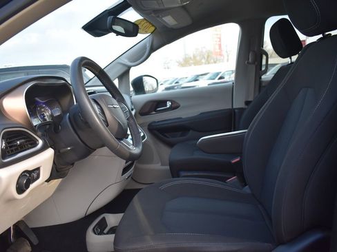 Used 2023 Chrysler Voyager LX image 25