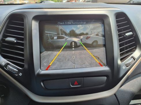 Used 2017 Jeep Cherokee Latitude w/ Cold Weather Group image 16