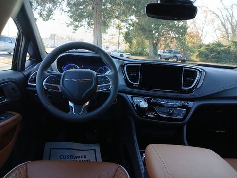 Certified 2024 Chrysler Pacifica Pinnacle image 7