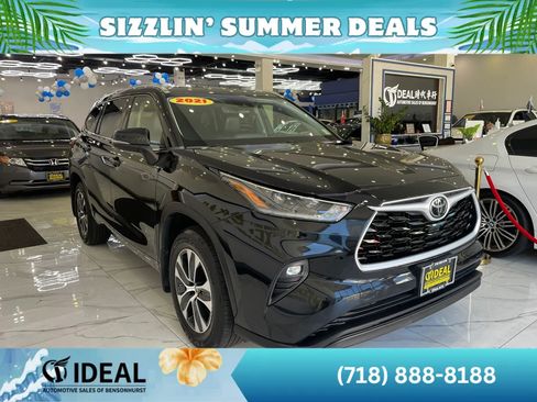 Used 2021 Toyota Highlander XLE AWD/4WD image 1