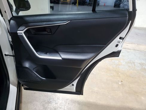 Used 2019 Toyota RAV4 LE AWD/4WD image 24