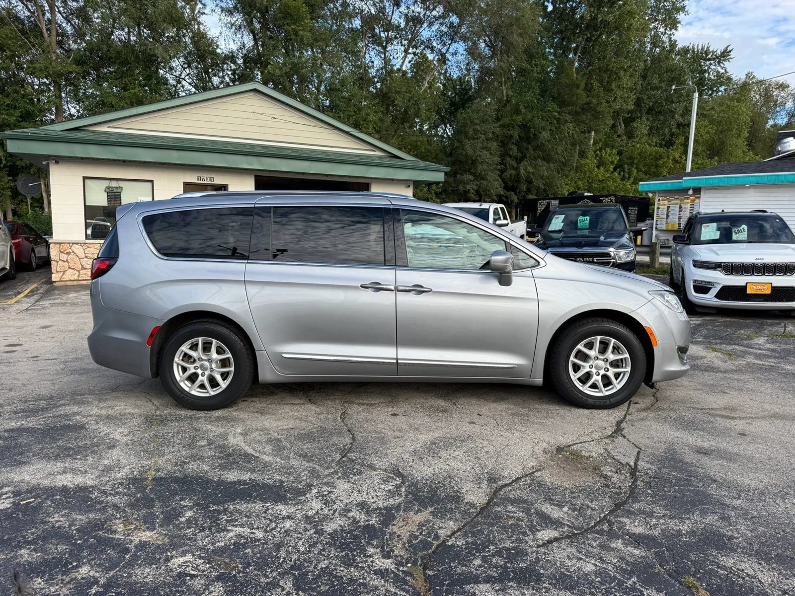 Used 2019 Chrysler Pacifica Touring-L FWD image 6