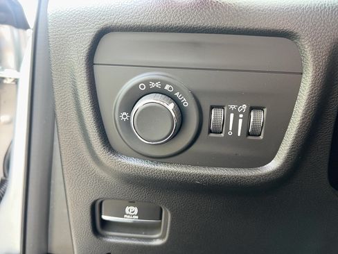 Used 2025 Jeep Grand Cherokee L Laredo RWD image 15