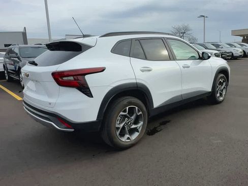 Used 2025 Chevrolet Trax LT w/ LT Convenience Package image 8