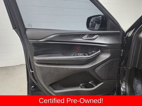 Certified 2025 Jeep Grand Cherokee Altitude AWD/4WD image 9