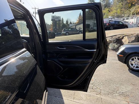 Used 2023 Jeep Grand Cherokee Overland w/ Luxury Tech Group IV image 25