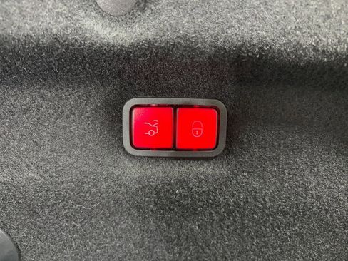 Used 2022 Mercedes-Benz SL 55 AMG 4MATIC w/ Driver Assistance Package image 35