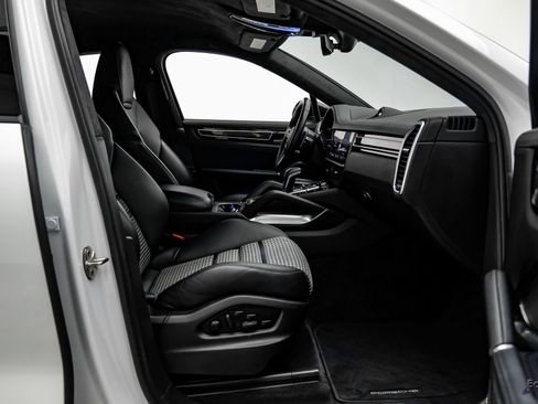 Used 2022 Porsche Cayenne Turbo image 49